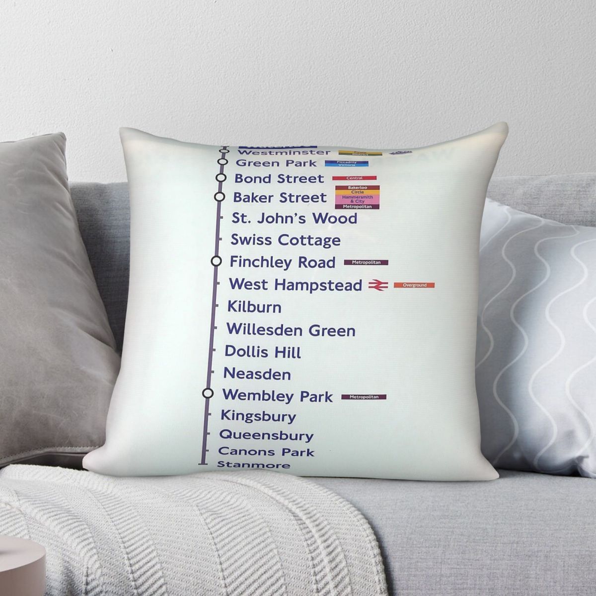Home Decor London - غطاء وسادة مربع بتصميم خط جوبيلاي